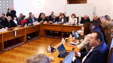 Правната комисия отхвърли на първо четене предложението на ПП-ДБ за изцяло машинен вот