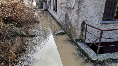 Голяма ВиК авария остави без вода варненския квартал "Бриз" (снимки/видео)