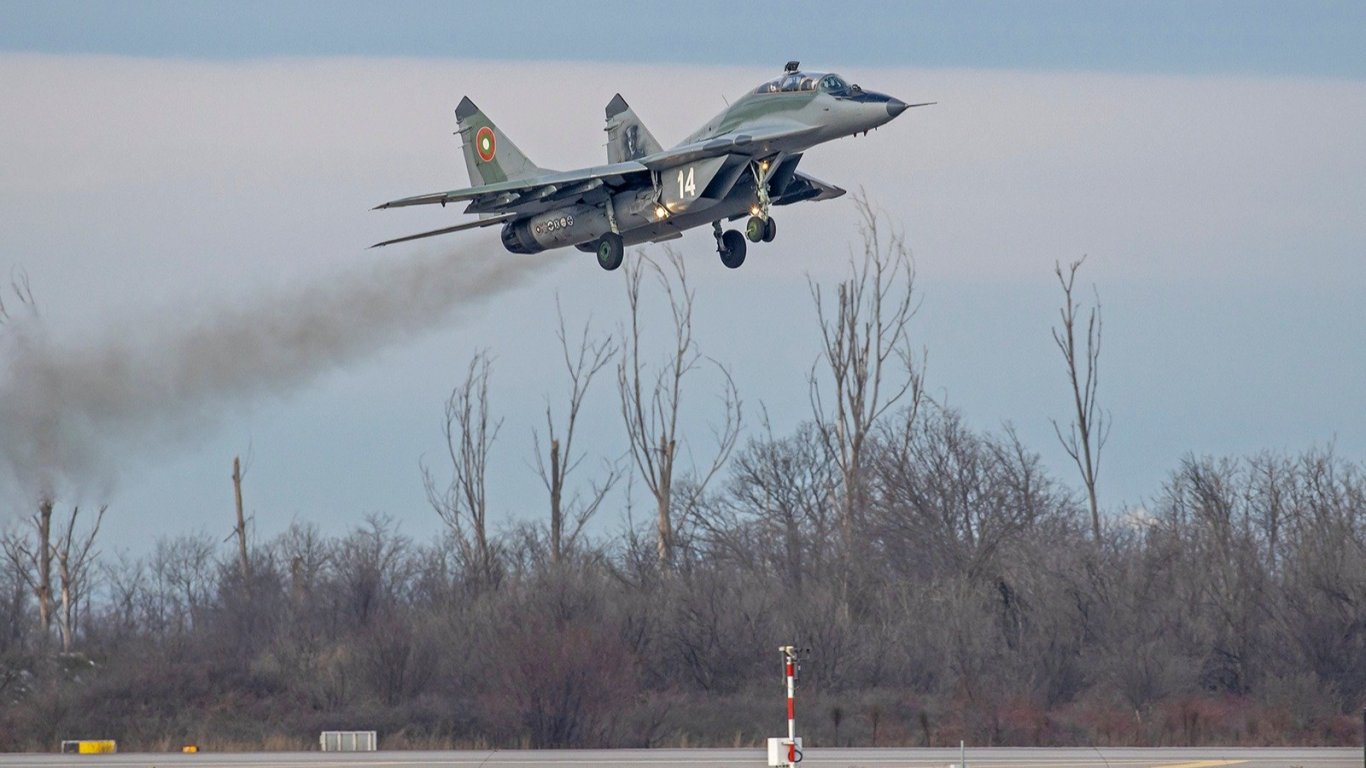ВВС с летящ старт за годината: За пръв път вдигнаха във въздуха F-16 редом до МиГ-29 (снимки)