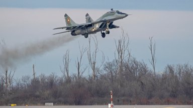  За пръв път вдигнаха във въздуха F-16 редом до МиГ-29 (снимки)