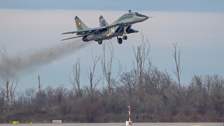 ВВС за пръв път вдигнаха във въздуха F-16 редом до МиГ-29 (снимки)