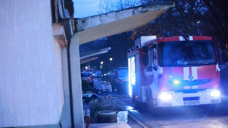 Майка и двете ѝ дъщери загинаха при пожар в столичния квартал "Свобода" (снимки)