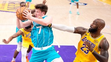 С Лука, ЛеБрон и останалите звезди: Лейкърс някак успя да падне тежко у дома от дънна риба