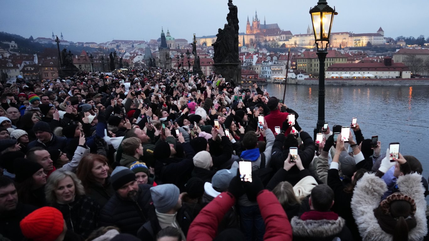 Свръхтуризъм в действие: Нощувките в ЕС през 2025 г. достигат рекордните 3,08 млрд.