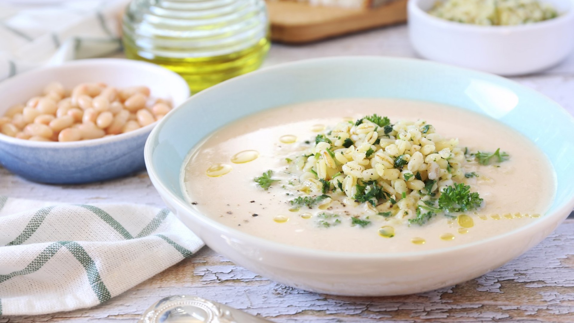 В няколко лесни стъпки: Крем супа от бял боб и печен чесън