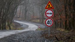 Започна дългоочакван ремонт на пътя между бургаските села Атия и Росен
