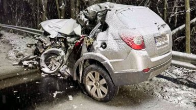 Двама мъже загинаха при челен удар между джип и тир край Велико Търново (снимки)