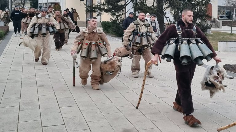 Сурвакари, кукери, дервиши, мечкари, джамалари и станчинари дефилират в първия ден на "Сурва"