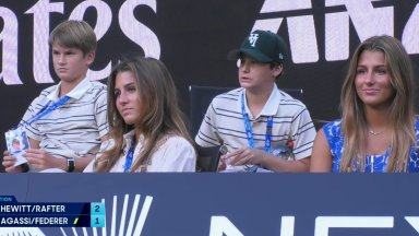 Федерер спечели мач в тандем с Агаси и показа порасналите си деца