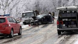 Шофьорът, убил баща и дъщеря край Микре, бил без книжка. Още го издирват