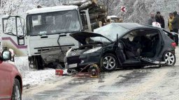 Баща и дъщеря загинаха при челен удар на кола с камион край Ловеч (снимки)