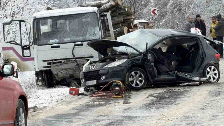 Баща и дъщеря загинаха при челен удар на кола с камион край Ловеч (снимки)