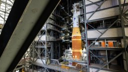 Ракетата, с която НАСА планира завръщане на Луната, пое към стартовата площадка