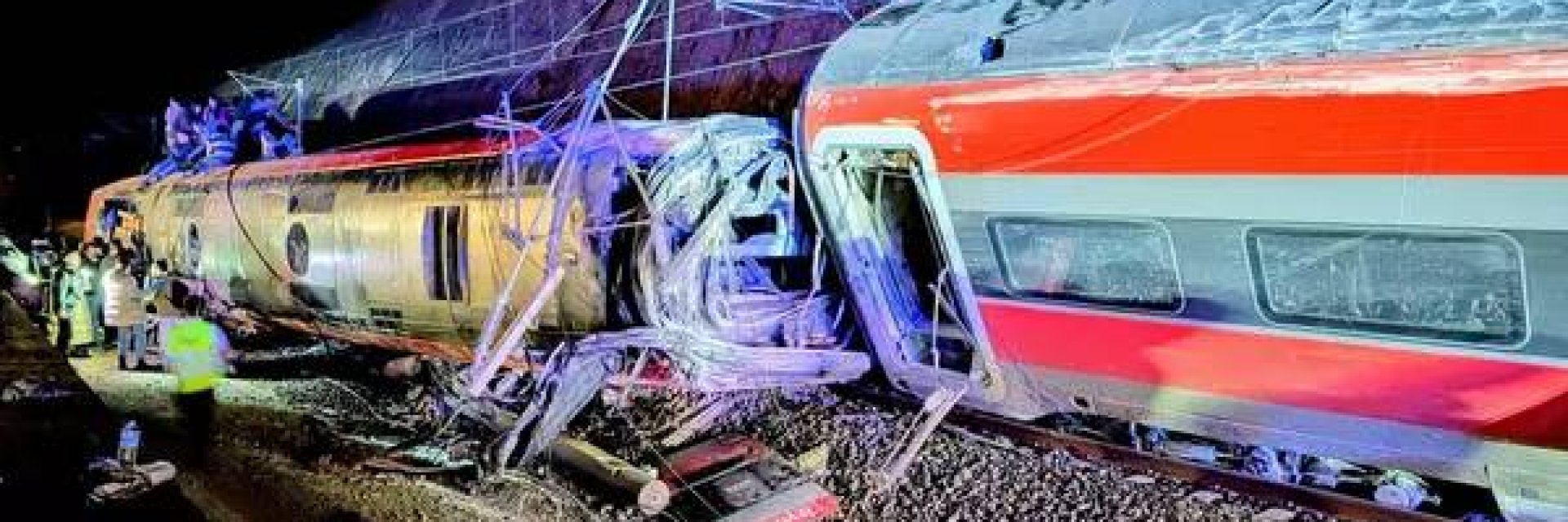 Расте броят на жертвите на влаковия сблъсък в Испания, търсят оцелели, над 70 са в болница