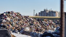 Боклуци и смрад под прозорците: Голямо сметище се разраства в "Люлин" (снимки)