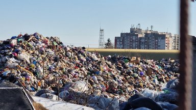 Боклуци и смрад под прозорците: Голямо сметище се разраства в "Люлин" (снимки)
