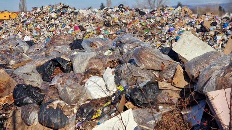 Намериха тяло на новородено бебе на сметище в Сливен