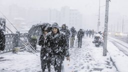 Снежна буря и поледици парализираха трафика в Истанбул, десетки полети са отменени (видео)