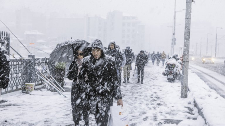 Снежна буря и поледици парализираха трафика в Истанбул, десетки полети са отменени (видео)