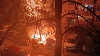 Нарочно подпалиха препълнени кофи с боклук в Слатина (снимки)