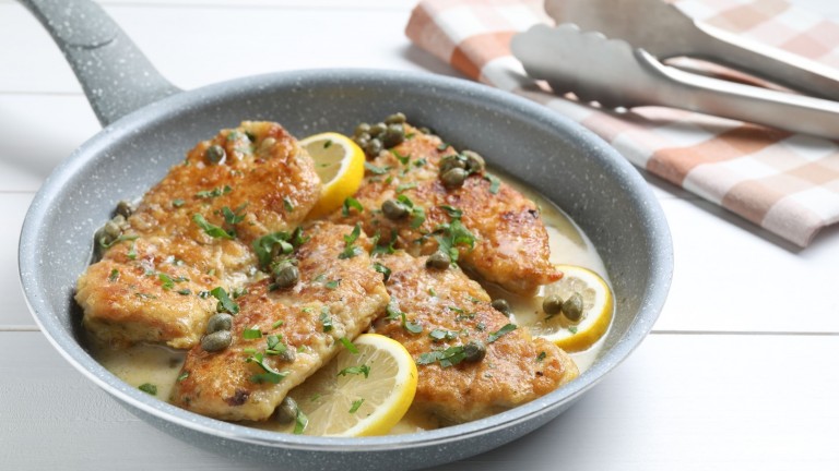 Пиле пиката с лимонов сос и бяло вино