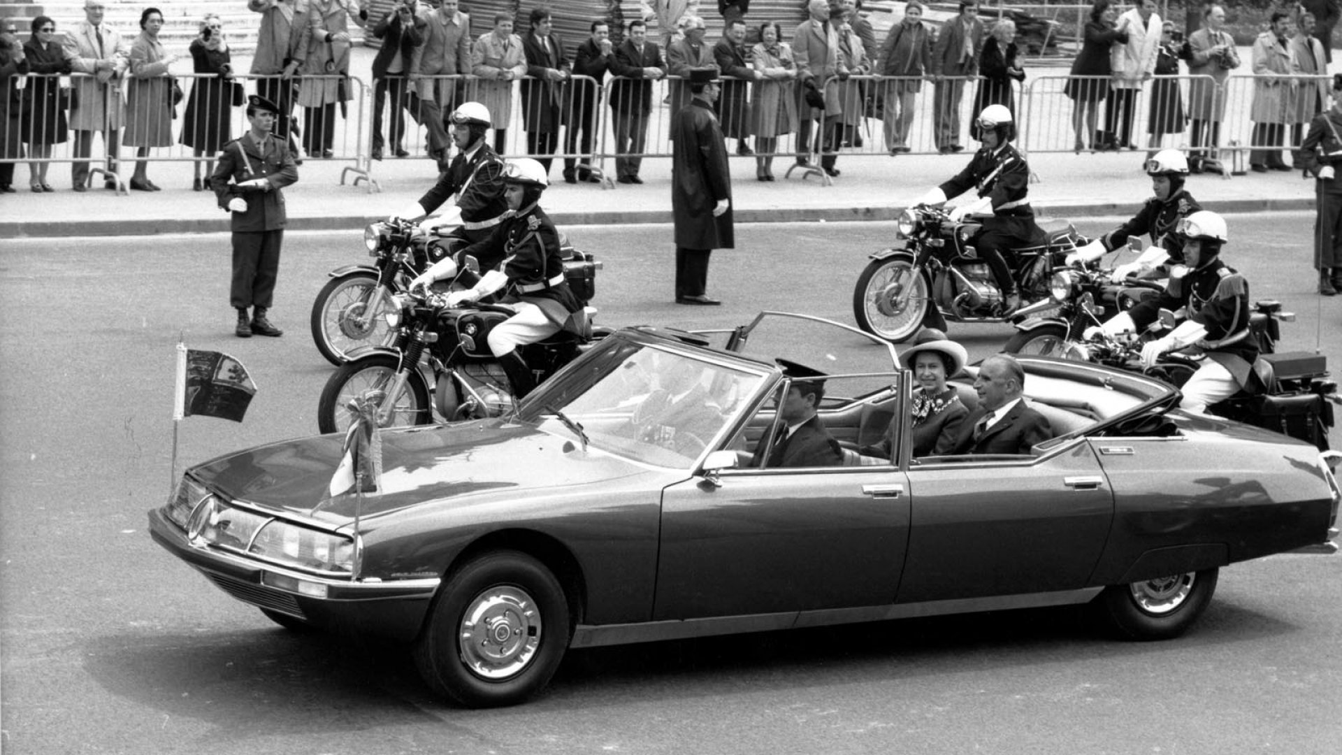 Четири президентски лимузини ще блеснат в Париж