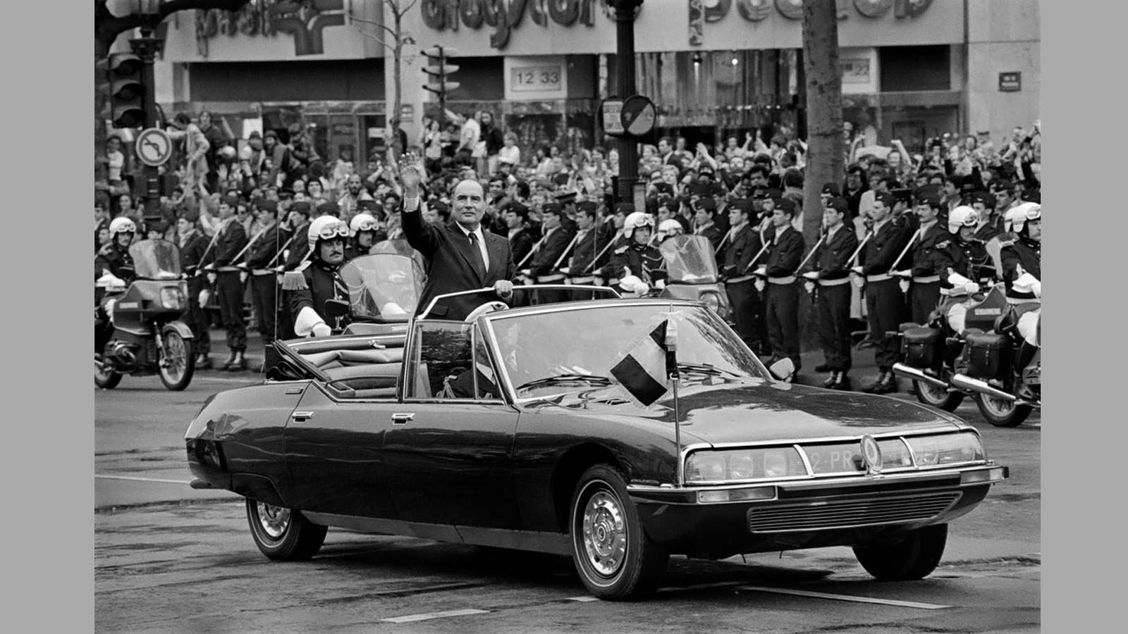 Кабриолетът Citroen SM Presidental вози президента на Франция Франсоа Митеран 