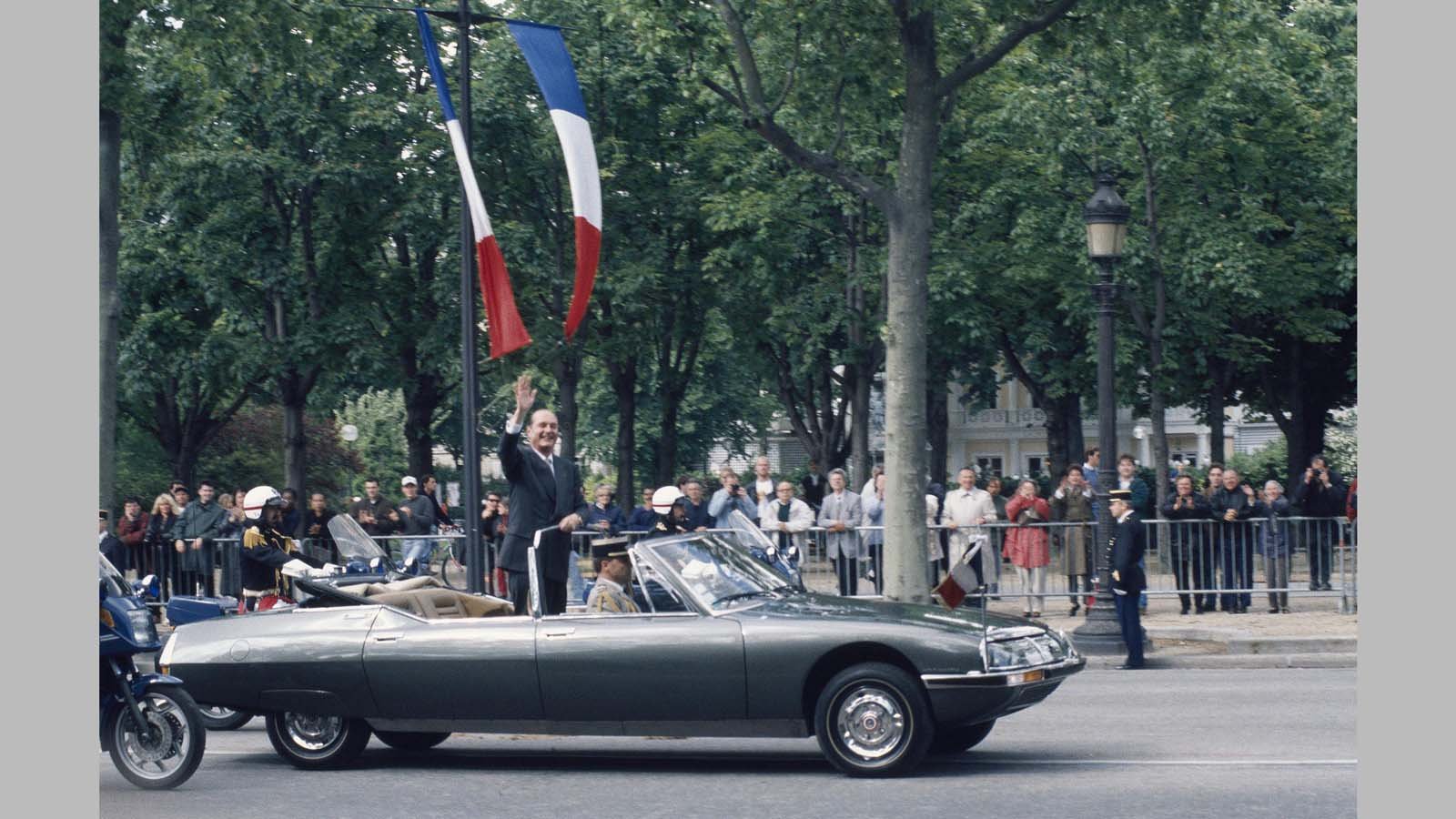Кабриолетът Citroen SM Presidental вози президента на Франция Жак Ширак
