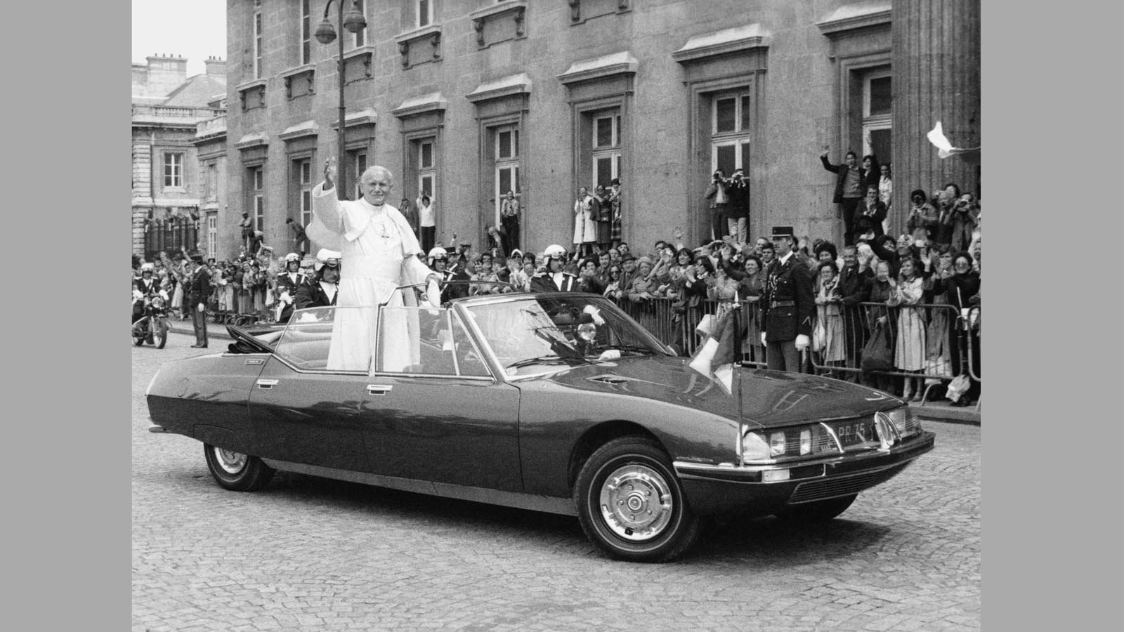 Откритият Citroen SM Presidental вози папа Йоан Павел II при посещението му в Париж
