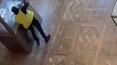 Показаха за първи път кадри от зрелищния обир в Лувъра, заснети от камерите в музея (видео)