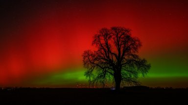 Полярно сияние озари небето над България и Европа в червено, розово и зелено (снимки/видео)