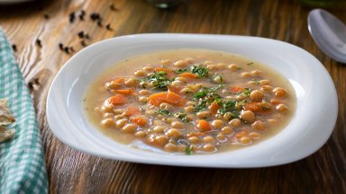 Гръцката ревития - супата от нахут с кадифен бульон