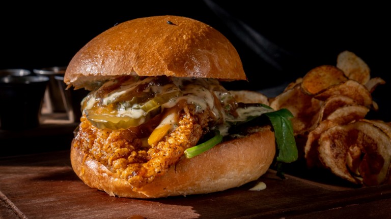 За ентусиасти: Бургер с хрупкаво люто пиле и пикантен сос 