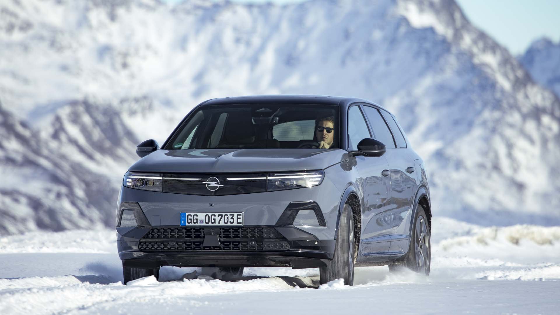 Opel Grandland посрещна зимата със задвижване на четирите колела и 325 к.с.