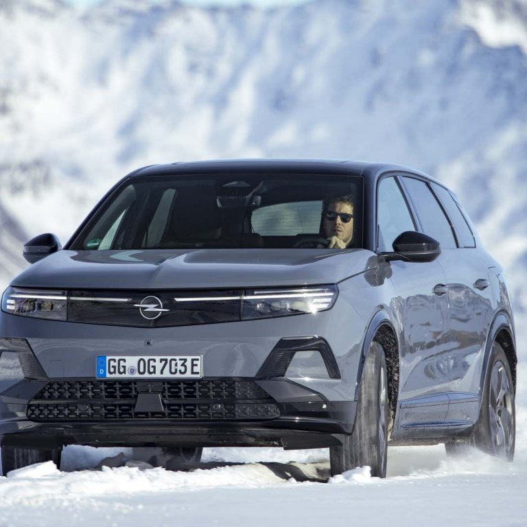 Opel Grandland посрещна зимата със задвижване на четирите колела и 325 к.с.