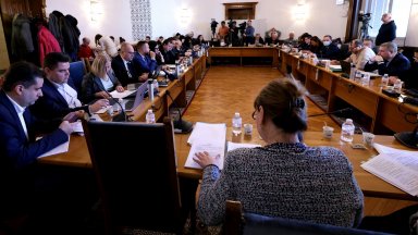 Правната комисия реши да останат старите машини за гласуване, ако МС до месец не купи нови