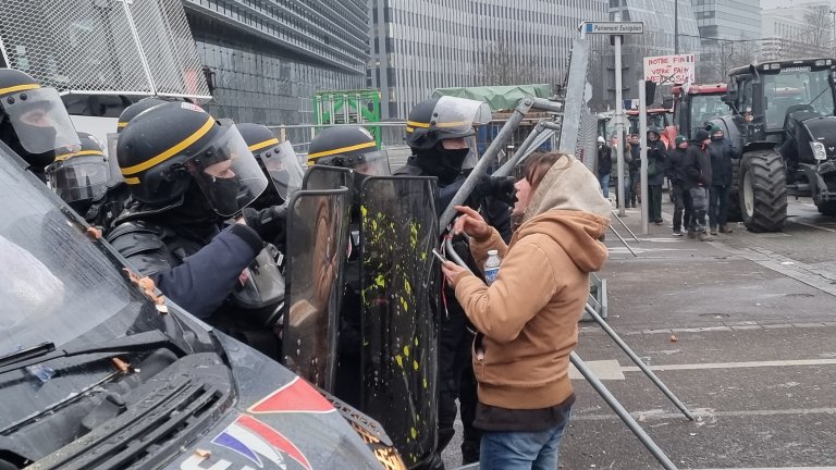 Сблъсъци между фермери и полиция пред Европейския парламент в Страсбург (снимки)