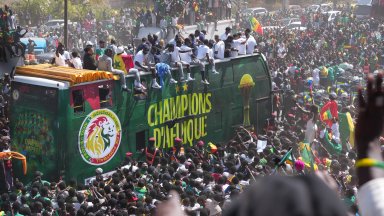 Лудост в Дакар: Десетки хиляди посрещнаха футболните крале на Африка