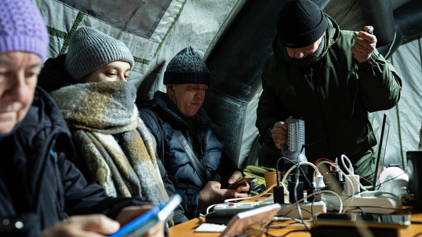 Без вода, ток и парно: Над 1 млн. домакинства мръзнат в Украйна след руската атака (снимки)