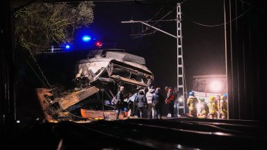 Втора катастрофа само за 2 дни: Подпорна стена се срути върху влак в Барселона (снимки/видео)