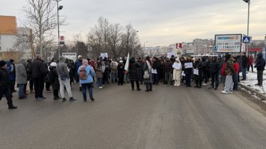 Протест срещу варовикова кариера край Балван затвори пътя София - Варна (видео/снимки)