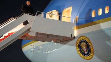 Самолетът на Тръмп се повреди на тръгване към Давос (снимки)