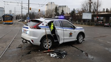 Катастрофа с джип на Столичната община блокира кръстовище до НДК (снимки/видео)