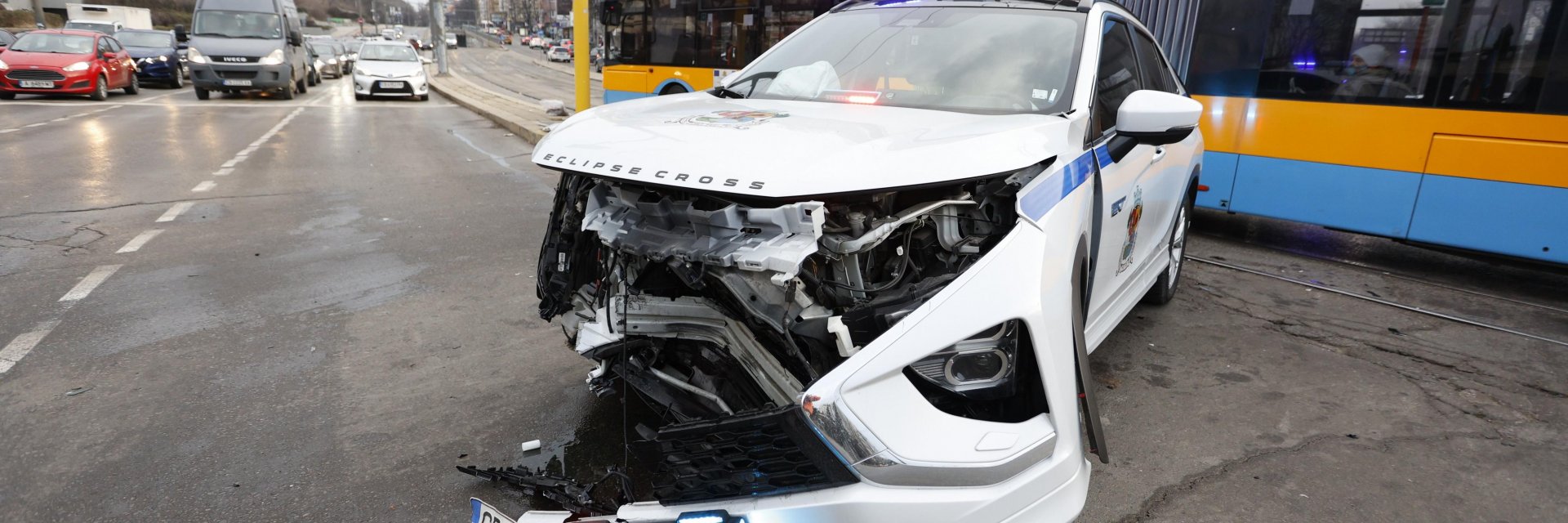 Катастрофа с джип на Столичната община блокира кръстовище до НДК (снимки/видео)