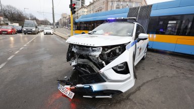 Катастрофа с джип на Столичната община блокира кръстовище до НДК (снимки/видео)