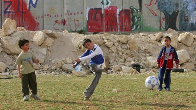 УЕФА и ФИФА спряха Израел да разруши футболно игрище в бежански лагер