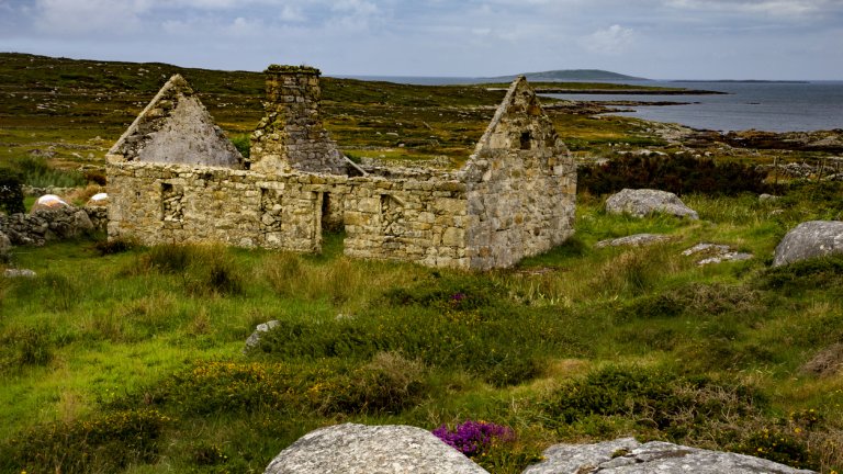 Изоставени повече от 80 години: Острови с девствени плажове и уникална природа