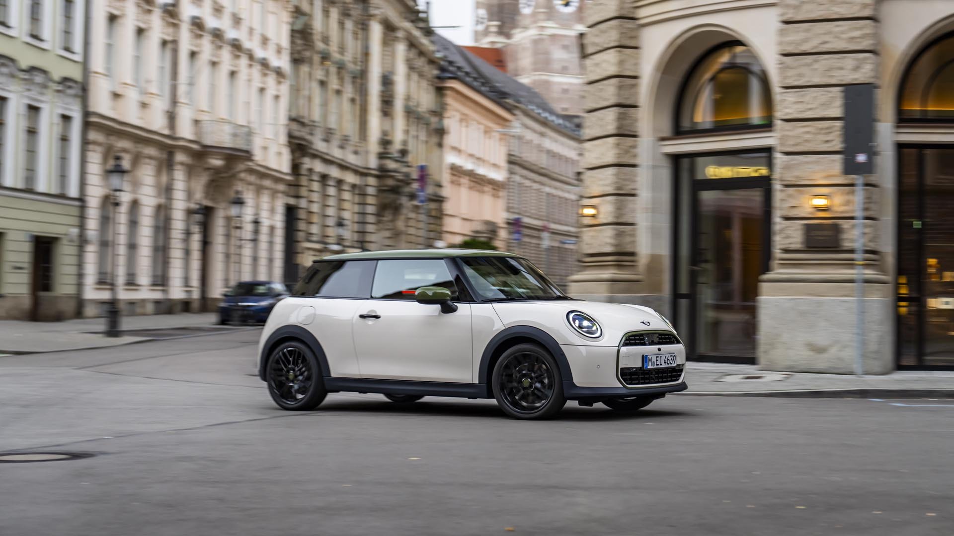 Новото MINI Paul Smith Edition слезе от модния подиум на пътя