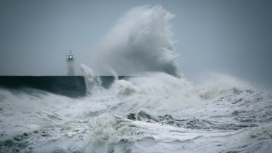 Червен код за опасно време в Гърция, спряха фериботи, предупредиха гражданите да не излизат
