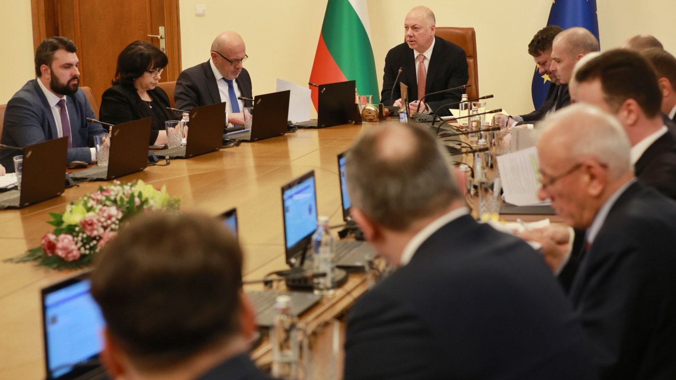 Кабинетът одобри еднократно 5% увеличение на заплатите в държавния сектор